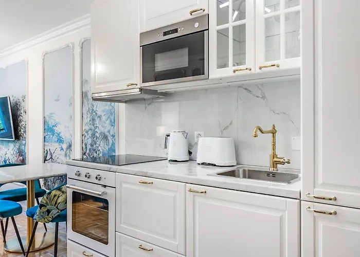 Secret Garden - Lakefront