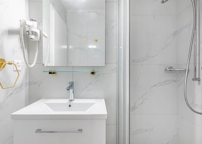 Secret Garden - Lakefront Apartment *