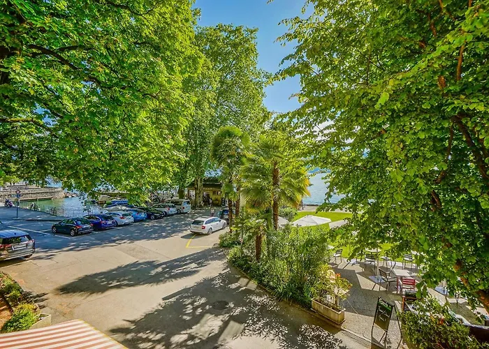 Secret Garden - Lakefront Apartment